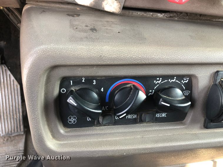 image for item DN1998 2001 Mack CH613  semi truck