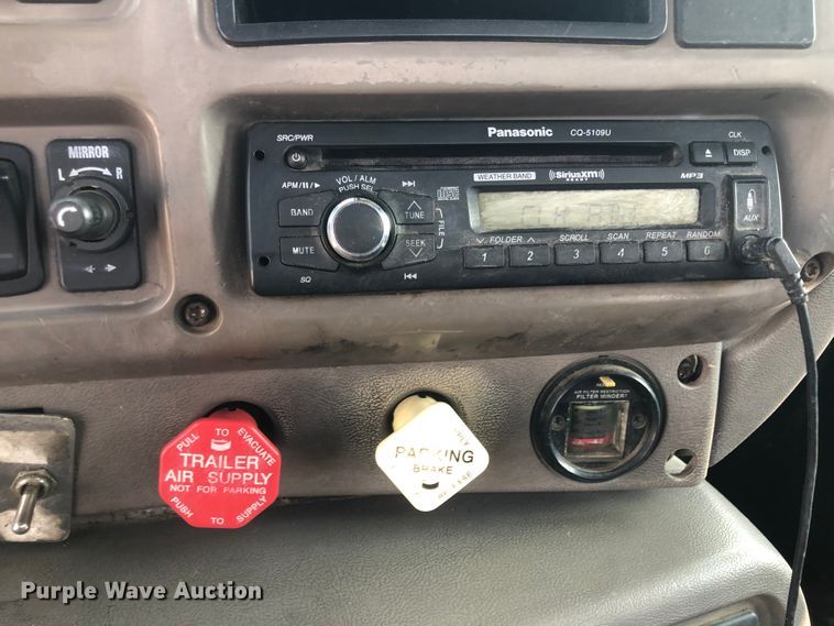 image for item DN1998 2001 Mack CH613  semi truck