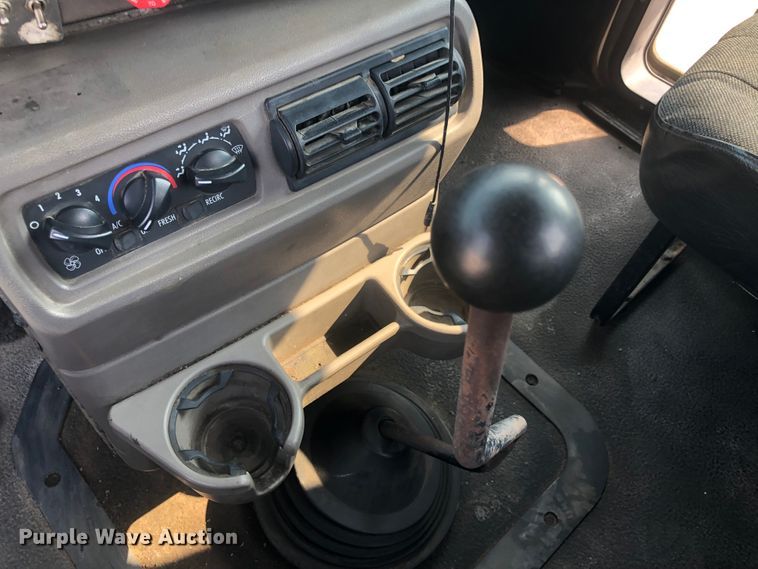 image for item DN1998 2001 Mack CH613  semi truck