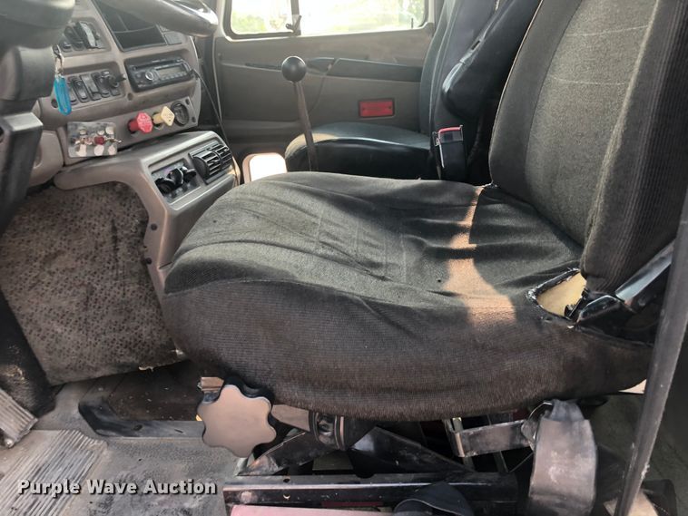 image for item DN1998 2001 Mack CH613  semi truck