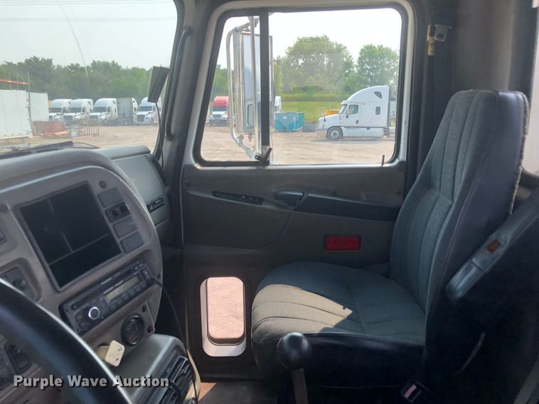 image for item DN1998 2001 Mack CH613  semi truck