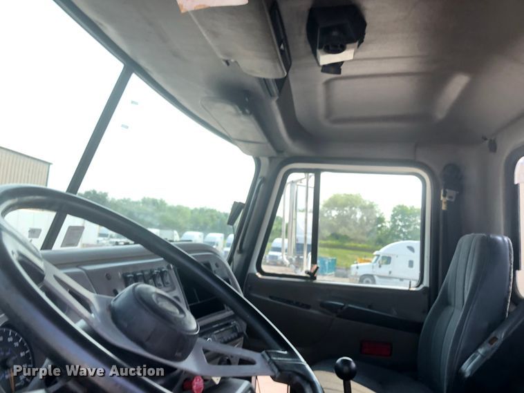 image for item DN1998 2001 Mack CH613  semi truck