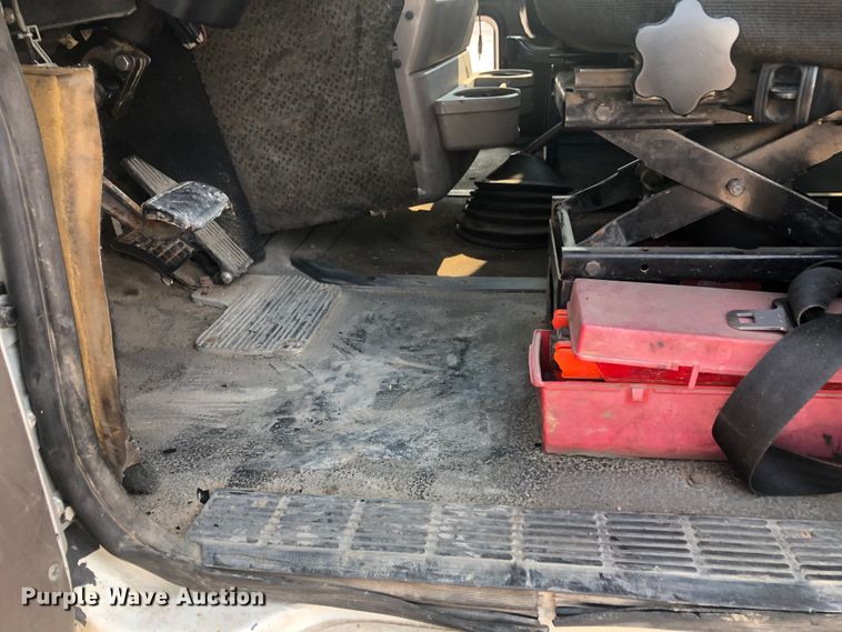 image for item DN1998 2001 Mack CH613  semi truck