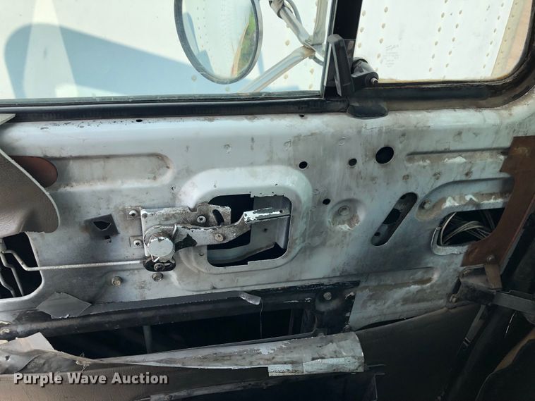 image for item DN1998 2001 Mack CH613  semi truck