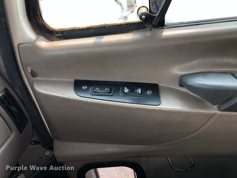 image for item DN1998 2001 Mack CH613  semi truck