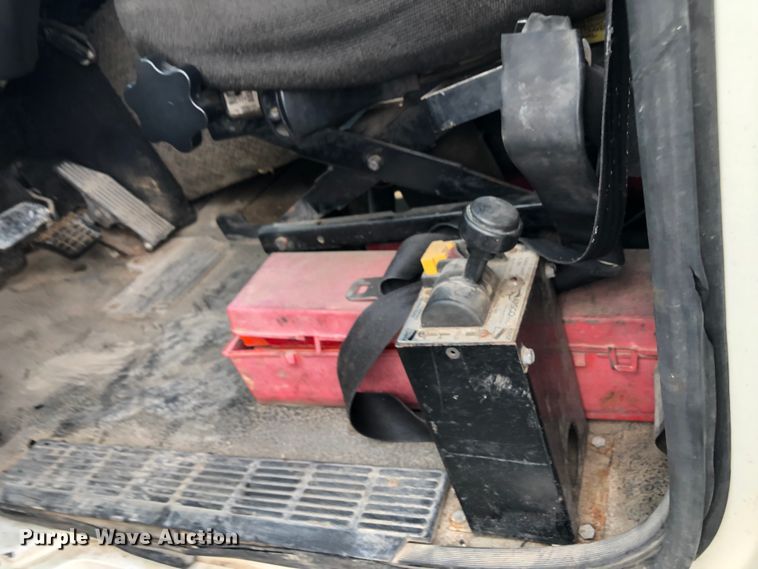 image for item DN1998 2001 Mack CH613  semi truck