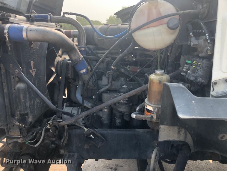 image for item DN1998 2001 Mack CH613  semi truck