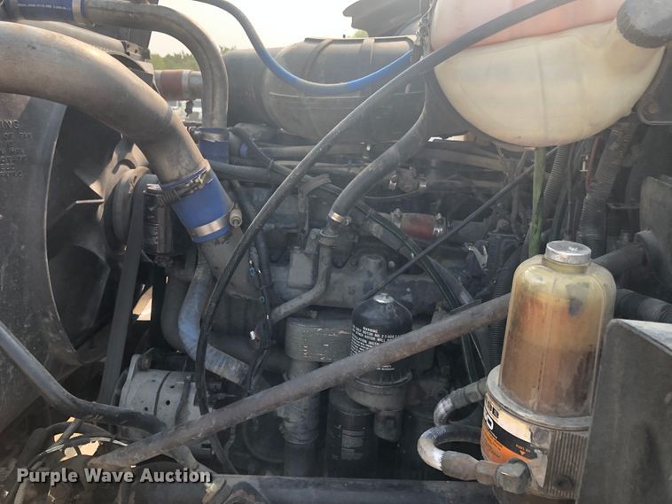 image for item DN1998 2001 Mack CH613  semi truck