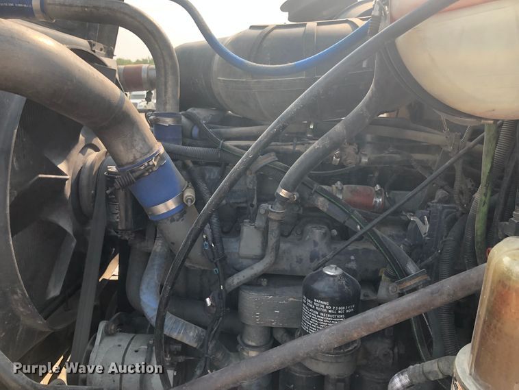 image for item DN1998 2001 Mack CH613  semi truck