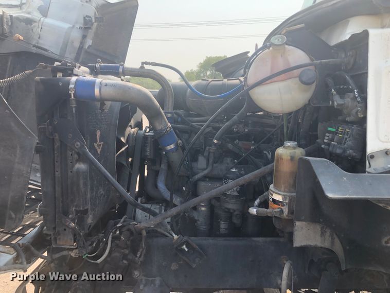 image for item DN1998 2001 Mack CH613  semi truck