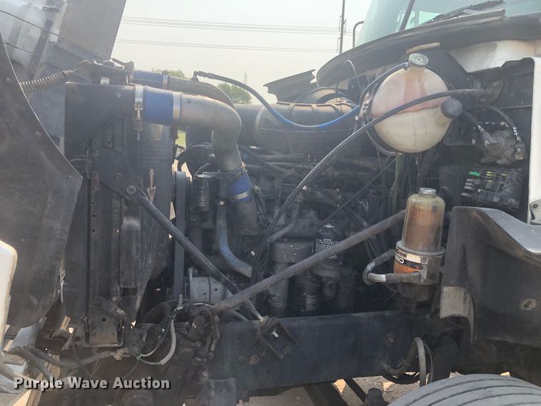 image for item DN1998 2001 Mack CH613  semi truck