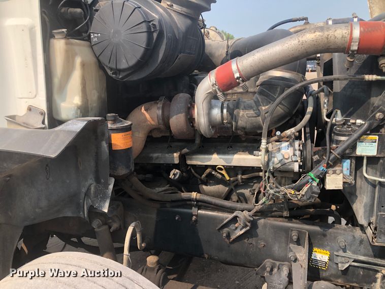 image for item DN1998 2001 Mack CH613  semi truck