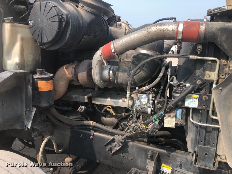 image for item DN1998 2001 Mack CH613  semi truck