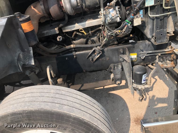 image for item DN1998 2001 Mack CH613  semi truck