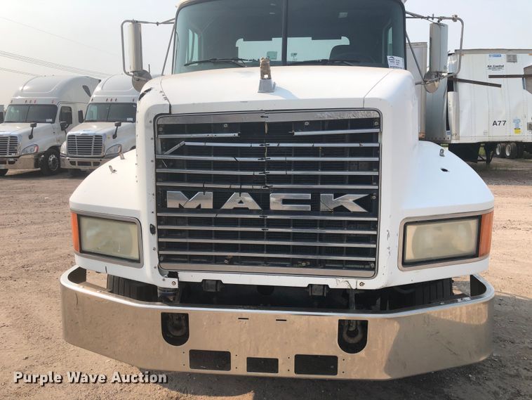 image for item DN1998 2001 Mack CH613  semi truck