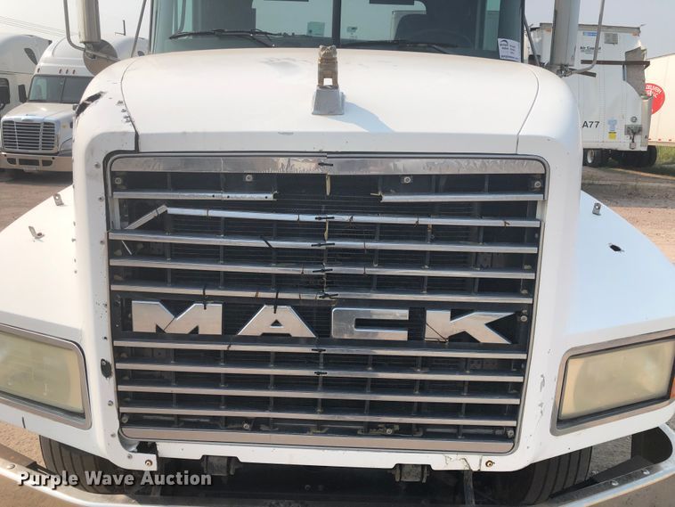 image for item DN1998 2001 Mack CH613  semi truck