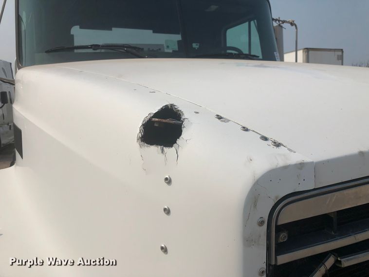 image for item DN1998 2001 Mack CH613  semi truck