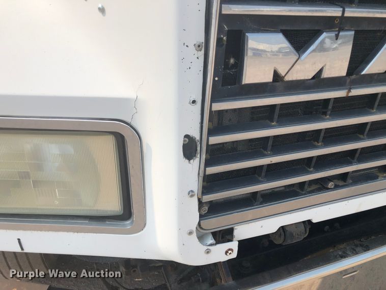 image for item DN1998 2001 Mack CH613  semi truck