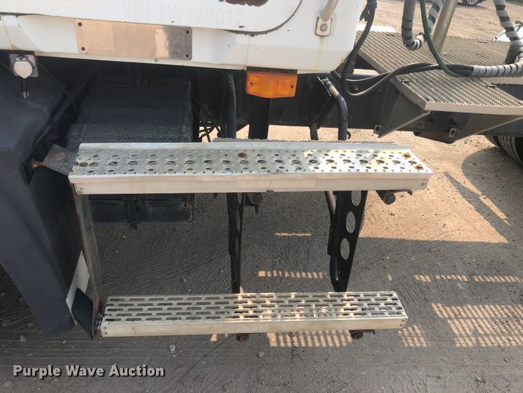 image for item DN1998 2001 Mack CH613  semi truck