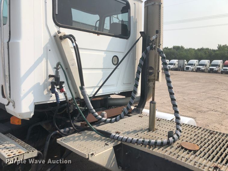 image for item DN1998 2001 Mack CH613  semi truck