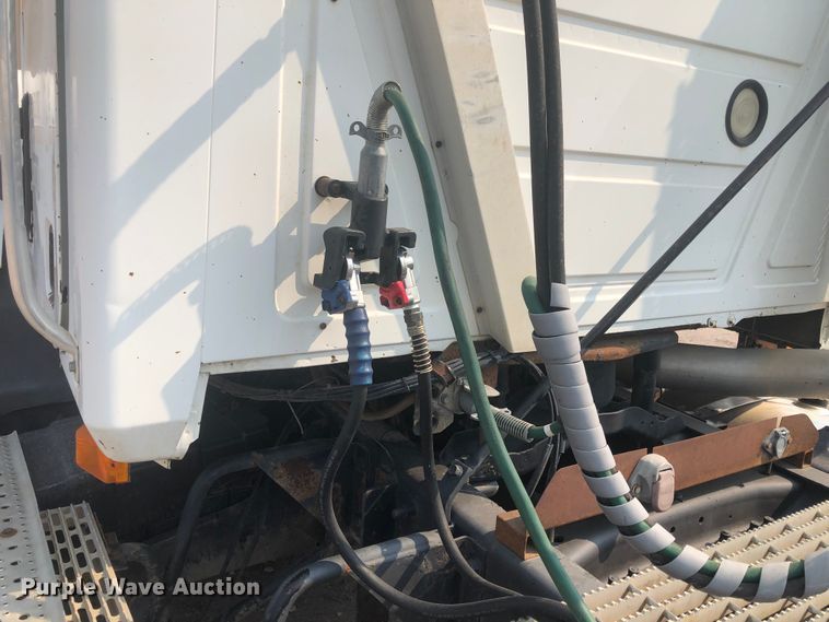 image for item DN1998 2001 Mack CH613  semi truck