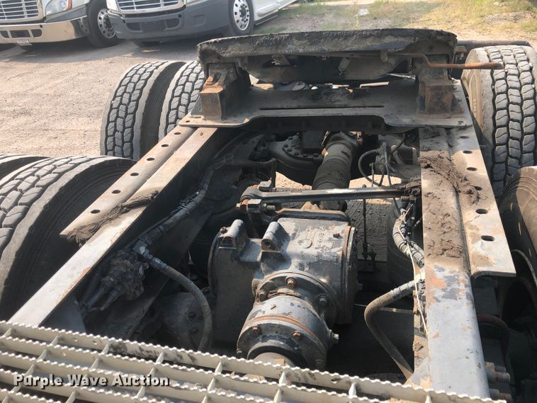 image for item DN1998 2001 Mack CH613  semi truck