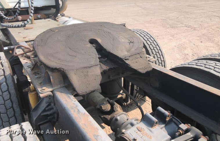 image for item DN1998 2001 Mack CH613  semi truck