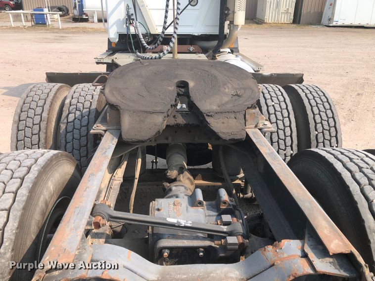 image for item DN1998 2001 Mack CH613  semi truck