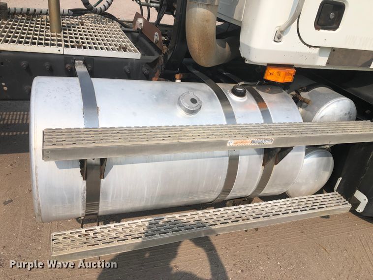 image for item DN1998 2001 Mack CH613  semi truck