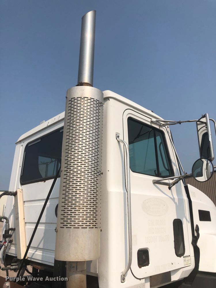 image for item DN1998 2001 Mack CH613  semi truck