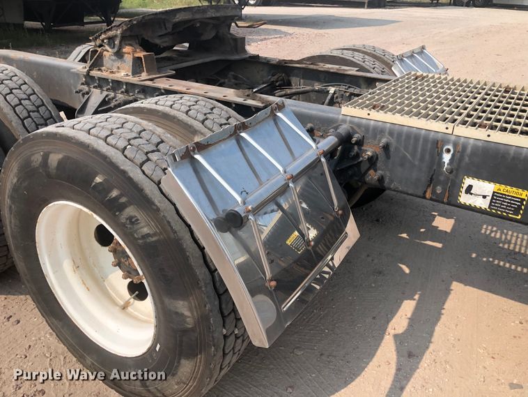 image for item DN1998 2001 Mack CH613  semi truck