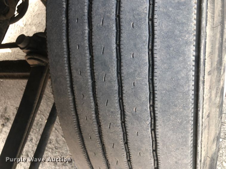 image for item DN1998 2001 Mack CH613  semi truck