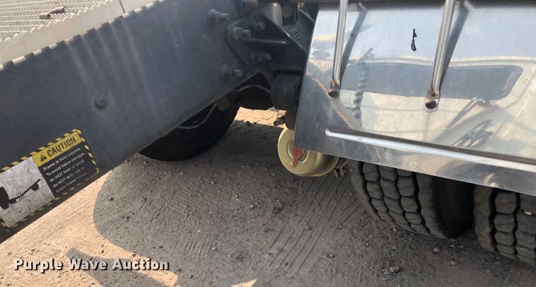 image for item DN1998 2001 Mack CH613  semi truck