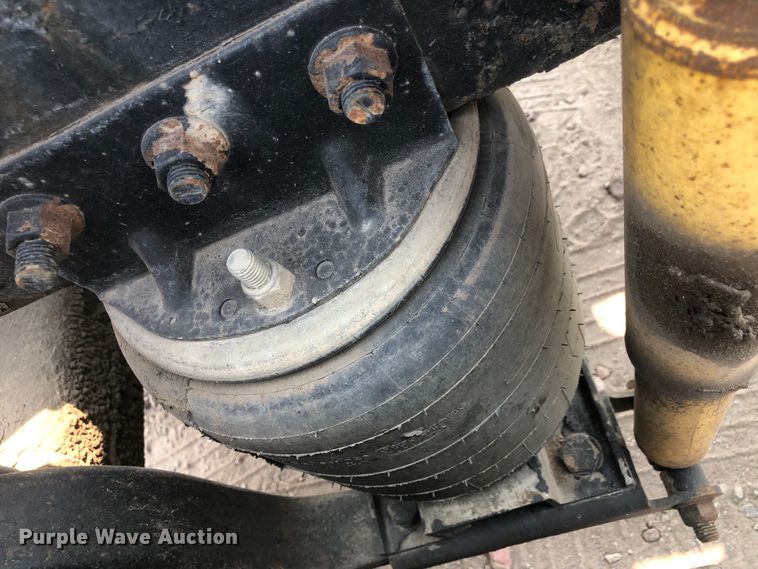 image for item DN1998 2001 Mack CH613  semi truck