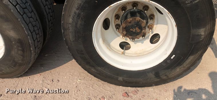 image for item DN1998 2001 Mack CH613  semi truck