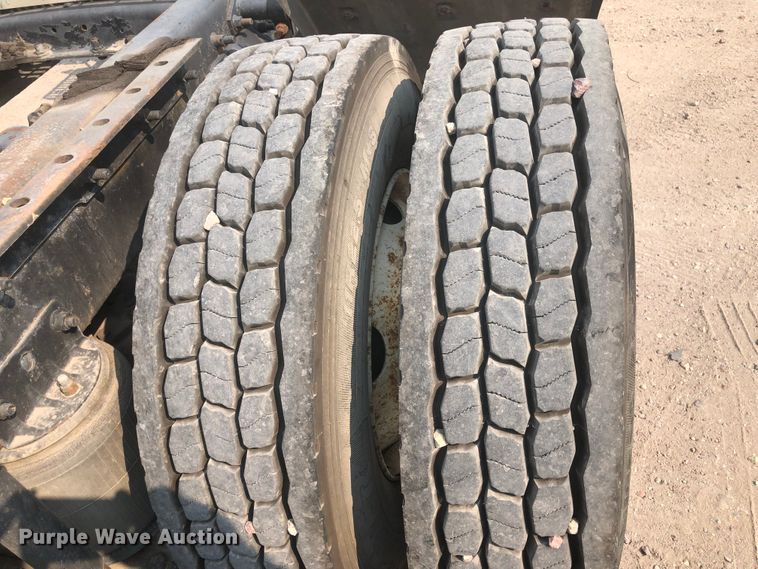 image for item DN1998 2001 Mack CH613  semi truck