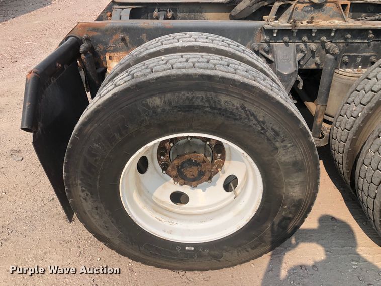 image for item DN1998 2001 Mack CH613  semi truck