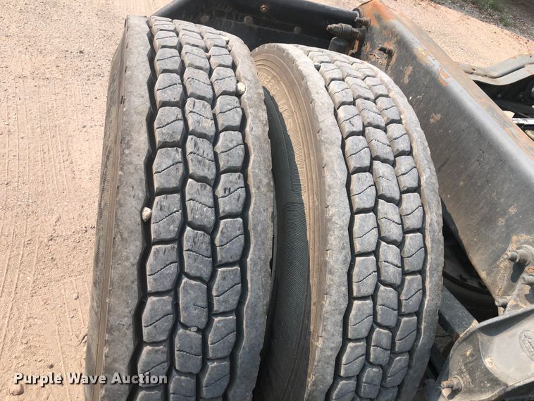 image for item DN1998 2001 Mack CH613  semi truck