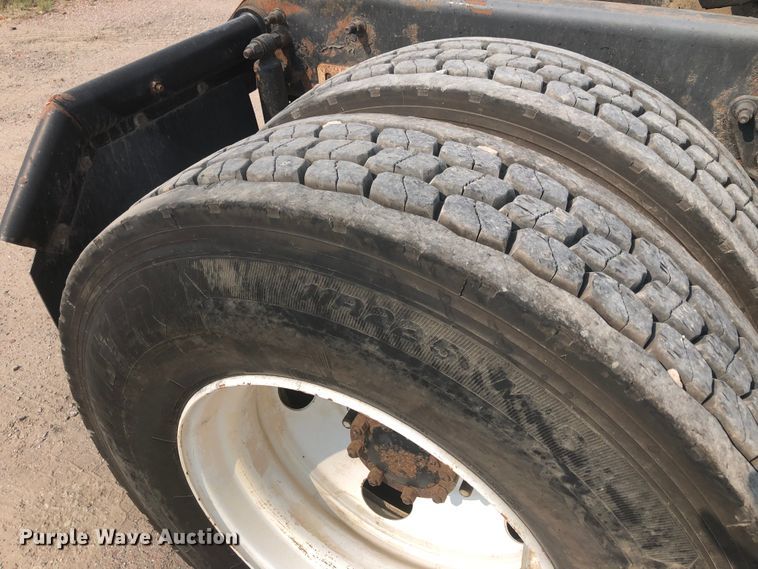 image for item DN1998 2001 Mack CH613  semi truck