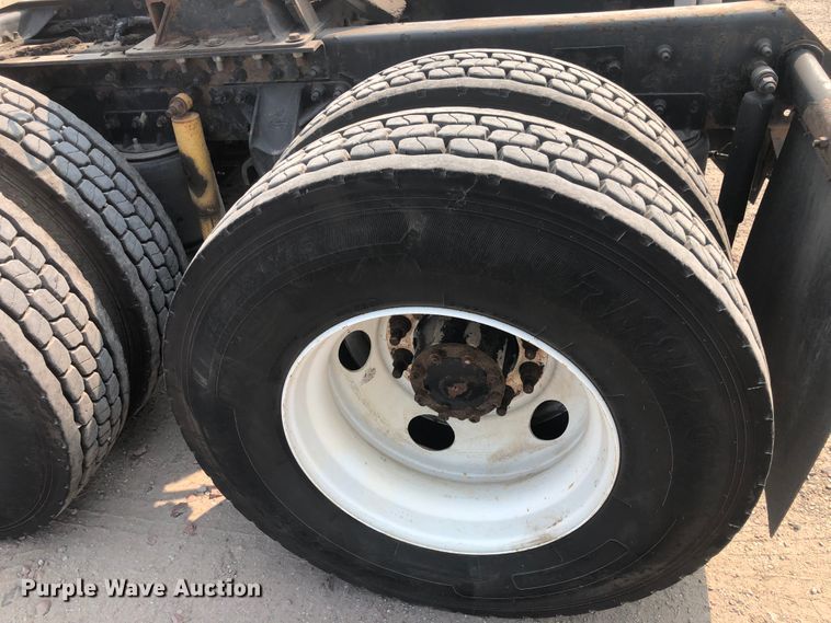 image for item DN1998 2001 Mack CH613  semi truck