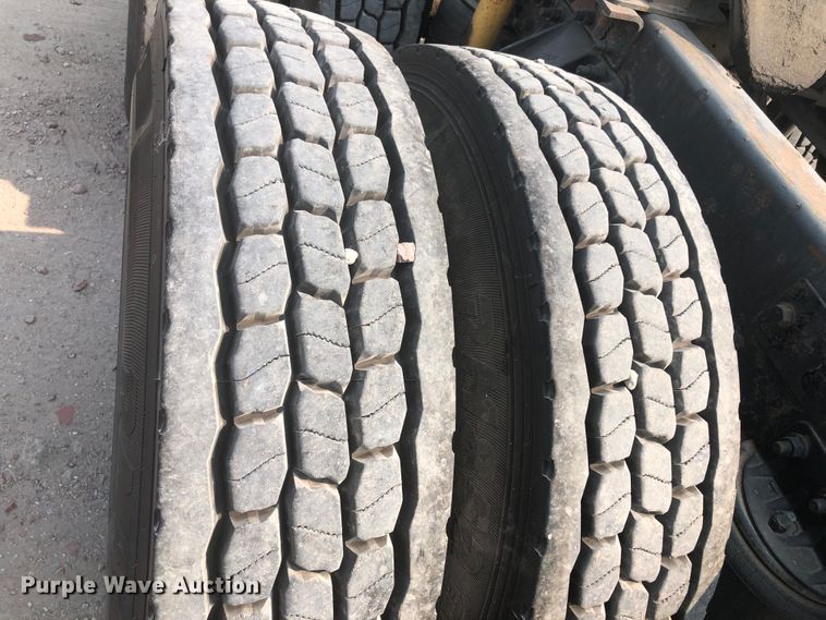 image for item DN1998 2001 Mack CH613  semi truck