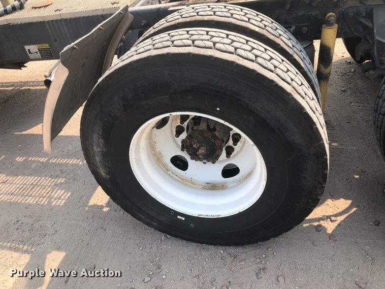 image for item DN1998 2001 Mack CH613  semi truck