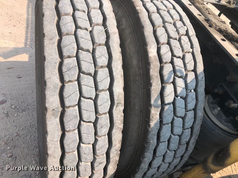 image for item DN1998 2001 Mack CH613  semi truck