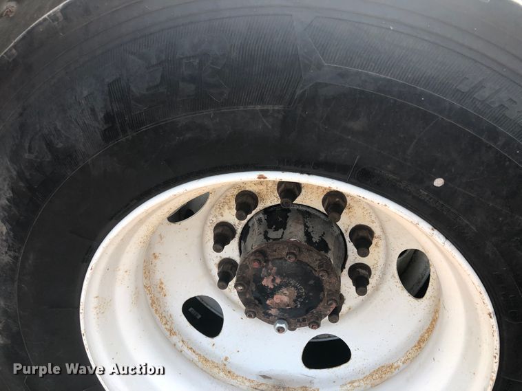 image for item DN1998 2001 Mack CH613  semi truck