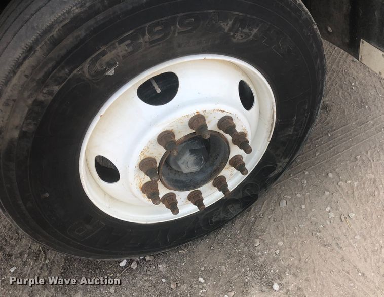 image for item DN1998 2001 Mack CH613  semi truck