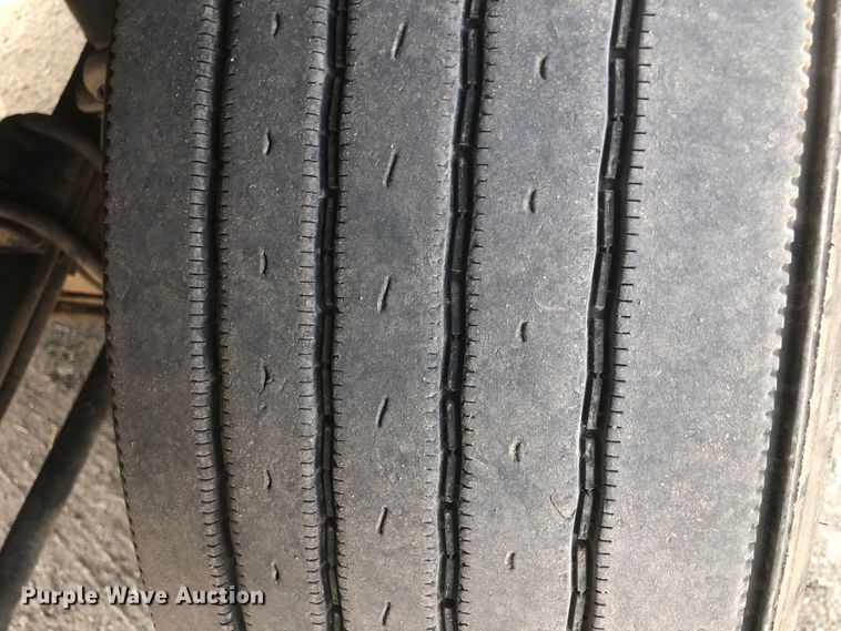 image for item DN1998 2001 Mack CH613  semi truck