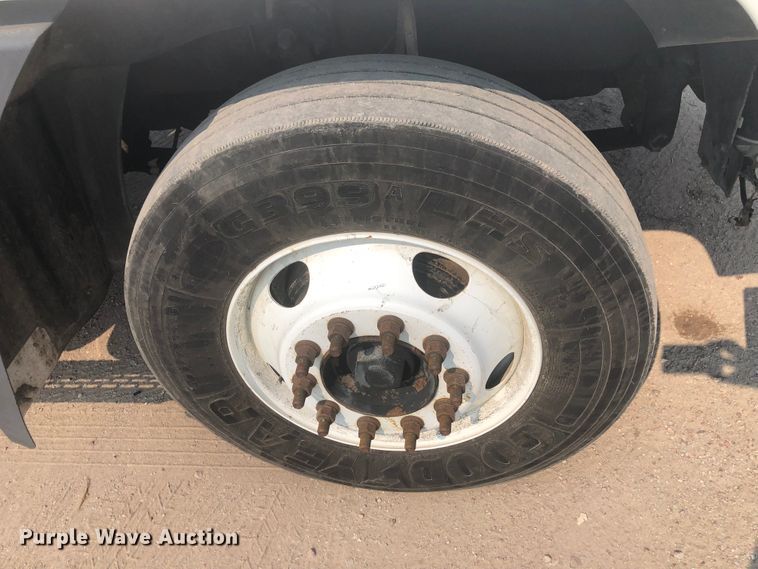 image for item DN1998 2001 Mack CH613  semi truck