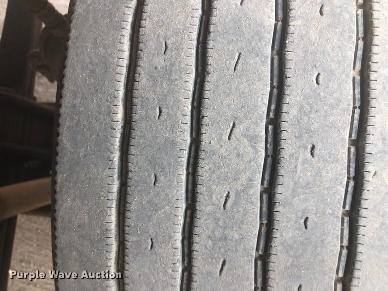 image for item DN1998 2001 Mack CH613  semi truck