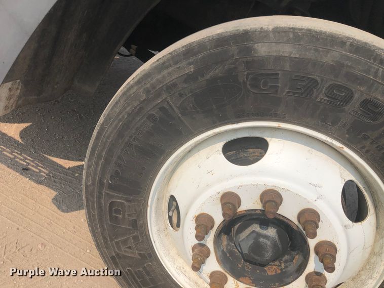 image for item DN1998 2001 Mack CH613  semi truck