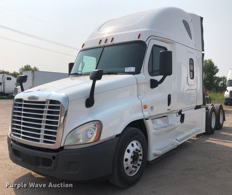 image for item DN1999 2016 Freightliner Cascadia 125  semi truck